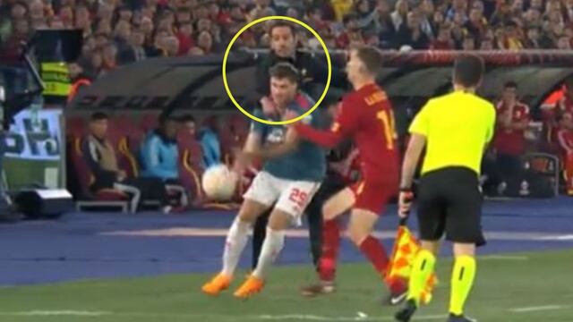 Salvatore Foti, auxiliar técnico de la Roma, agredió a Santiago Giménez durante su encuentro en Europa League.