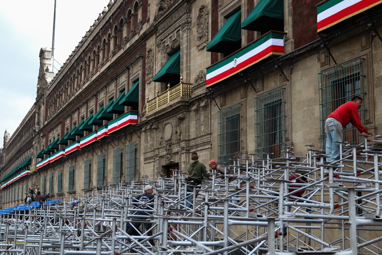 Preparativos en el Zócalo del Centro Histórico para la ceremonia del Grito de Independencia.