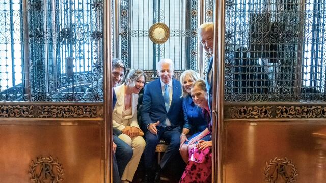 AMLO, su esposa y las esposas de los presidentes Biden y Trudeau en uno de los elevadores de Palacio Nacional
