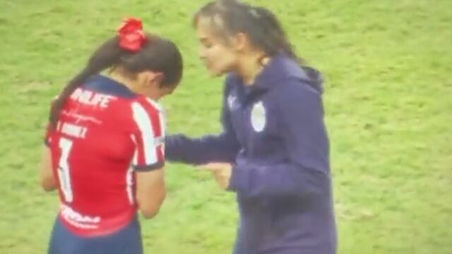Damaris Godínez es consolada por Blanca Félix