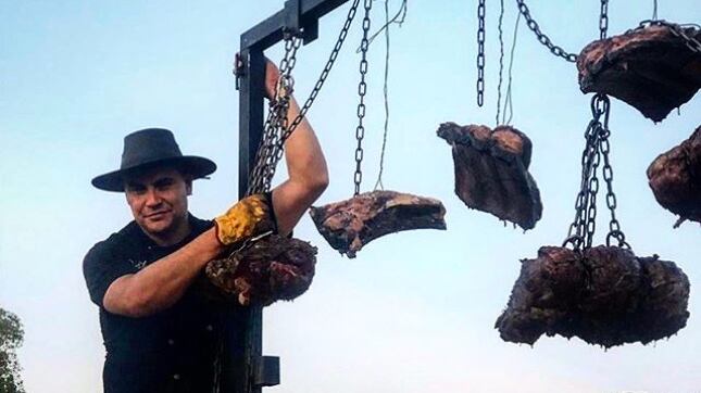 Dante Ferrero y su vaca, una historia de amor por la carne y la gastronomía
