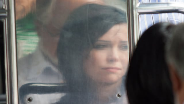 Una mujer viaja en el Metrobús de Ciudad de México.