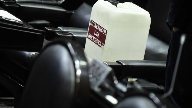 Bidón de gasolina con la frase "Huachicol del Bienestar"