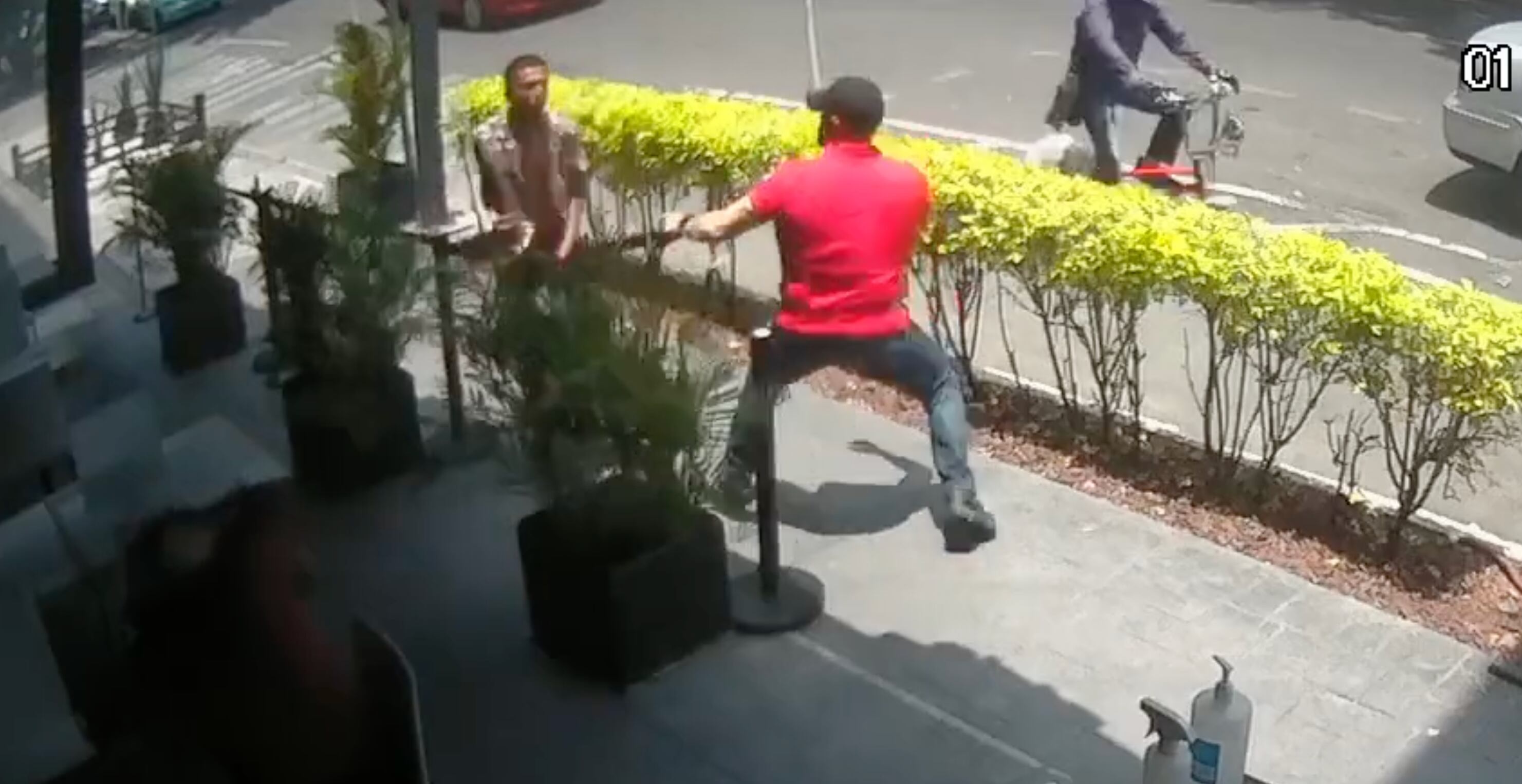 Sujeto golpea a joven en taquería