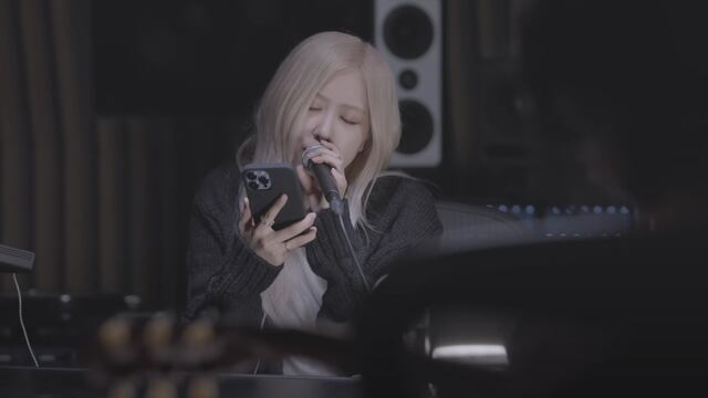 Rosé interpretando cover de Coldplay