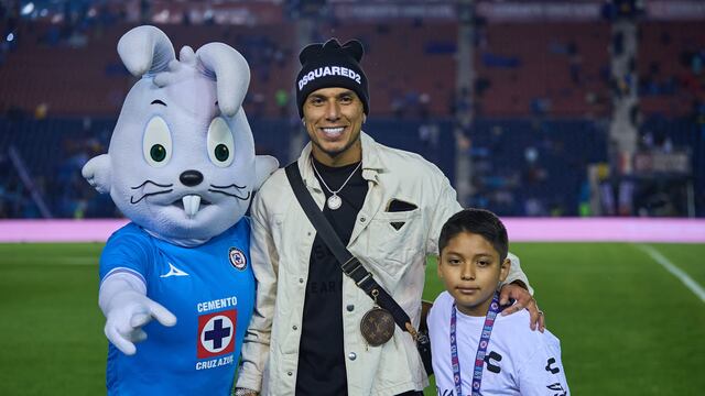 Carlos Salcedo se despide de la afición de Cruz Azul