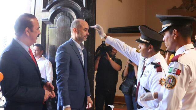 Le tomaron la temperatura a Miguel Treviño, alcalde de San Pedro.