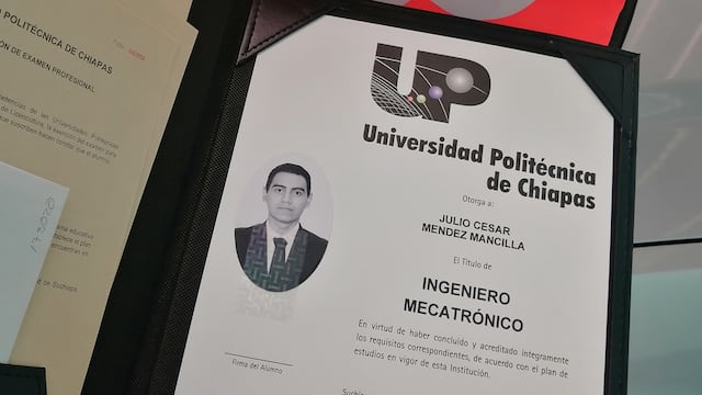 Un orgulloso repartidor de Rappi celebra haber conseguido su título universitario
