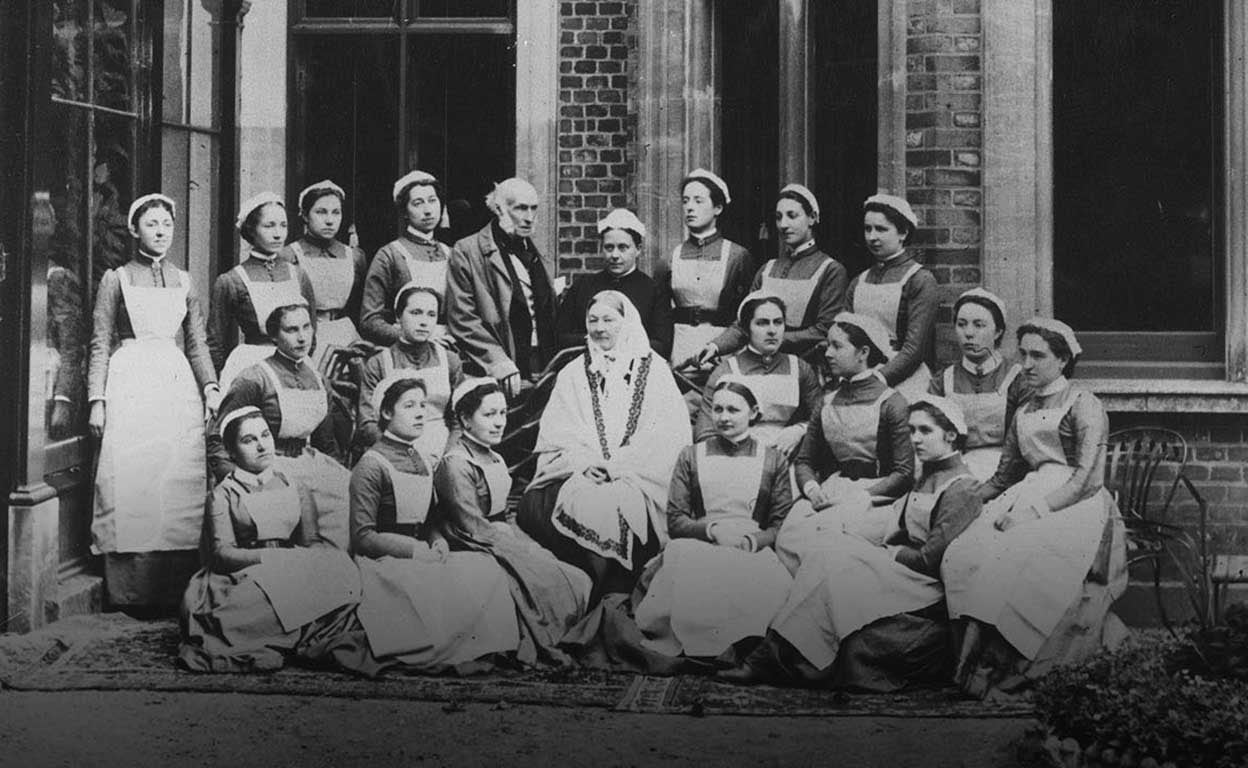 Florence Nightingale (centro) con sus alumnas