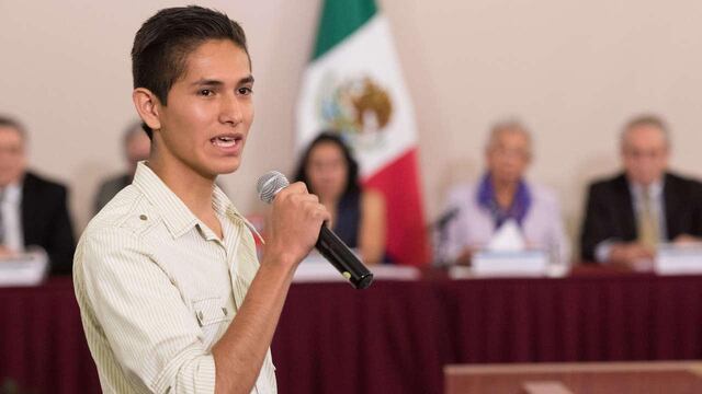 Un adolescente ofreció un mensaje durante la ceremonia de instalación del Sistema de Protección Integral de los Derechos de las Niñas, Niños, y Adolescentes.