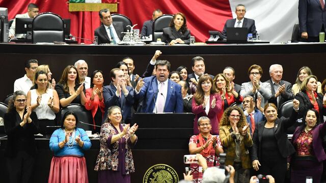 Pedro Haces, diputado de Morena, junto a sus compañeros de bancada, se pronuncian a favor de de la reforma al INFONAVIT