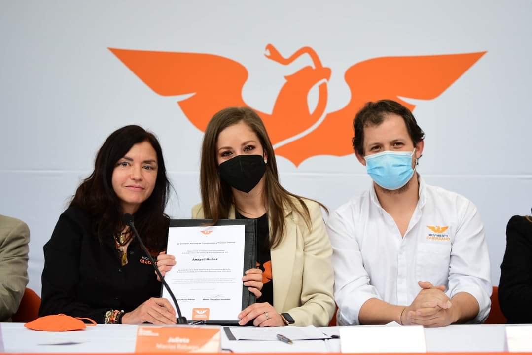 Anayeli en su registro como precandidata de MC