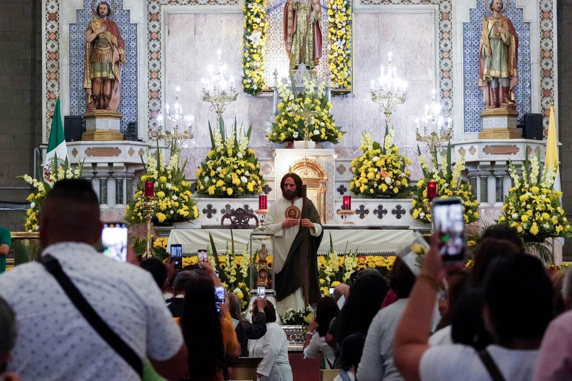 San Judas Tadeo: Fieles en iglesia de San Hipólito