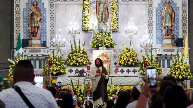 San Judas Tadeo: Fieles en iglesia de San Hipólito