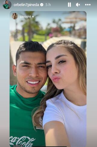 Orbelín Pineda y su esposa