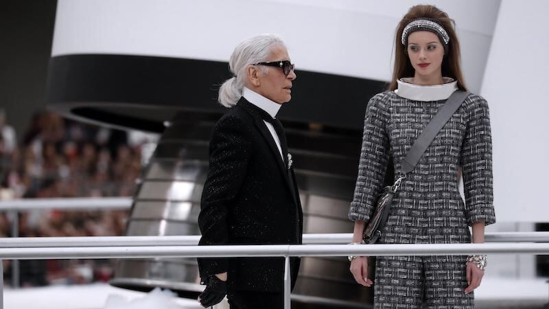 Karl lagerfeld homeneja parís