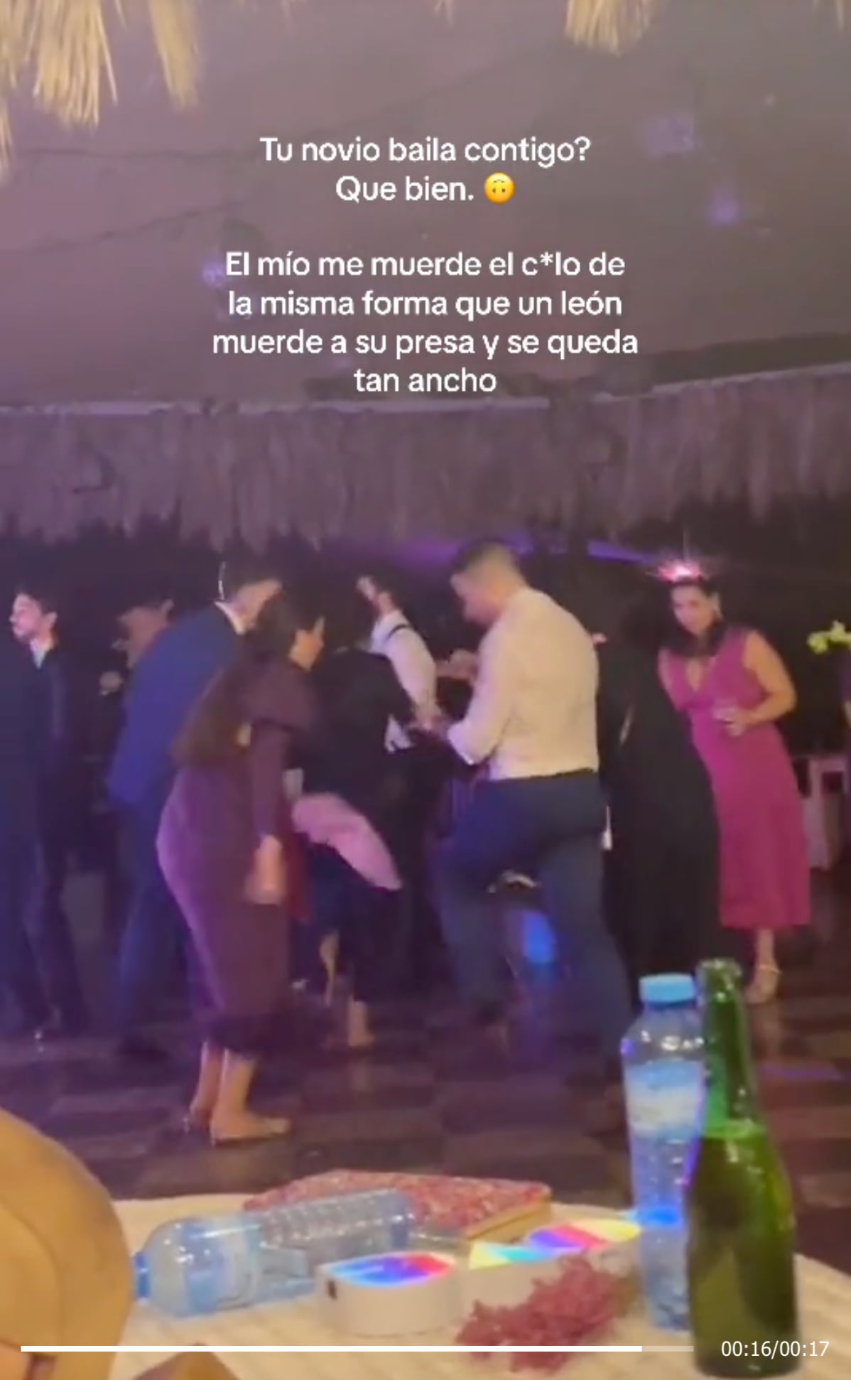 VIDEO: Le muerde la nalga a su esposa en la fiesta y procede a sacar los pasos prohibidos conquistando a TikTok