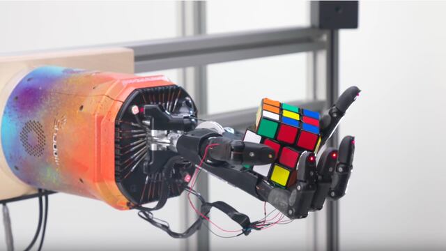 Mano robótica resolviendo el Cubo Rubik