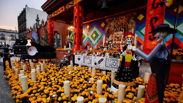 El alcalde Giovani Gutiérrez Aguilar inauguró una ofrenda dedicada a los artistas que vivieron en Coyoacán