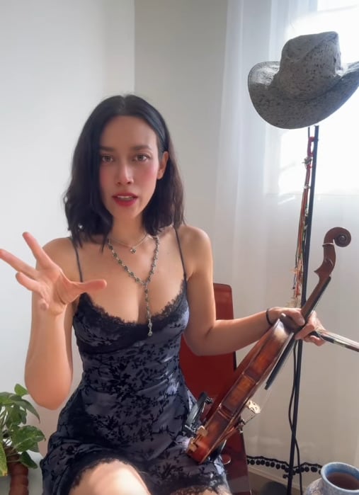 ¿Son de Christian Nodal? Collar y sombrero de Esmeralda Camacho reavivan rumores contra el cantante