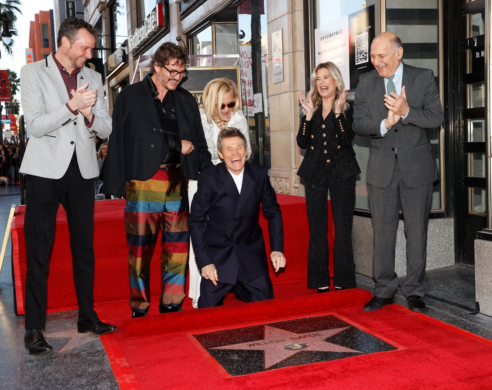 Willem Dafoe con su estrella en el Paseo de la Fama de Hollywood