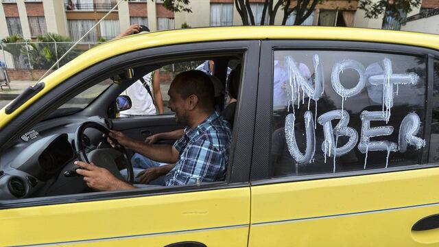 Un grupo de taxistas bloquean una calle durante una protesta contra la competencia de la rival empresa de transporte Uber en Colombia.