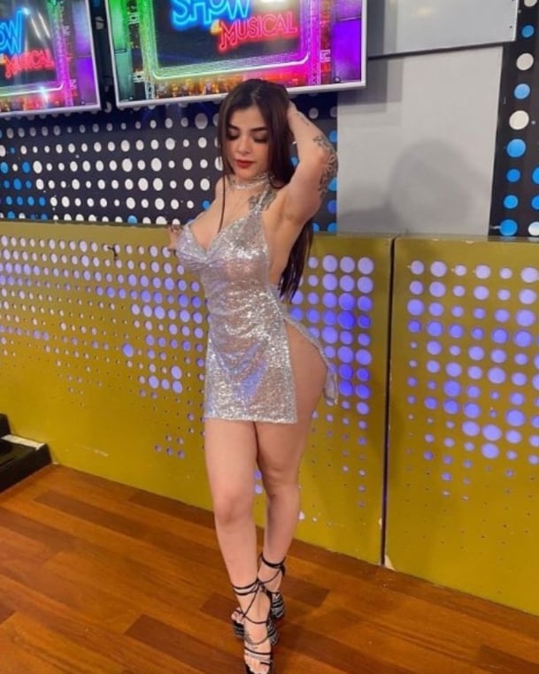 Karely Ruiz en ligero vestido plateado