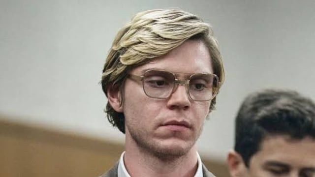 Evan Peters como Jeffrey Dahmer