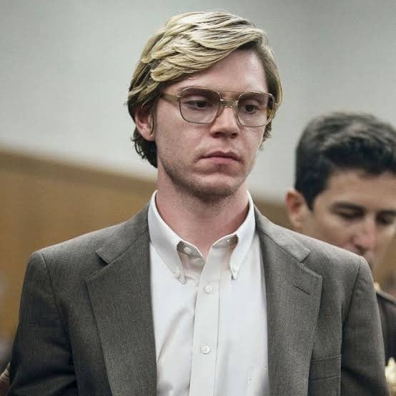 Evan Peters como Jeffrey Dahmer
