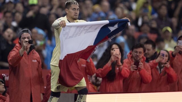 El ariete chileno celebró su gol con la bandera de su país