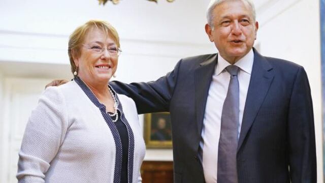 Bachelet siempre ha sido de izquierdas. Su padre, Alberto Bachelet, fue general de brigada de la Fuerza Aérea de Chile y miembro del gobierno de Salvador Allende. Las fuerzas de Augusto Pinochet, le encarcelaron y falleció en prisión
