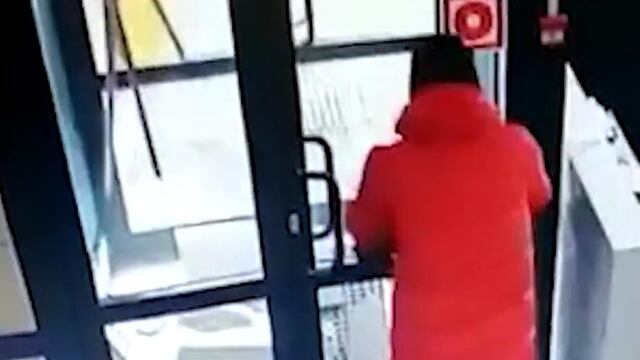 Hombre roba supermercado