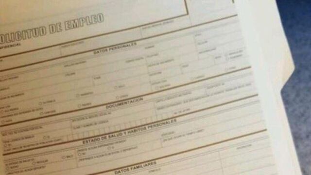 Le regalan las solicitudes de empleo que iba a comprar y le desean suerte