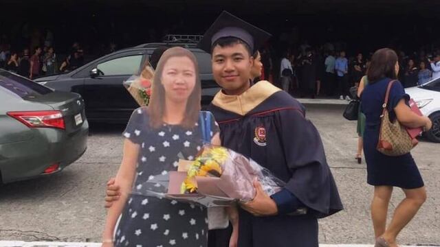 El joven homenajeó a su madre fallecida con una foto tamaño real.