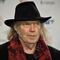 Neil Young lanza ultimátum a Spotify por podcast antivacunas