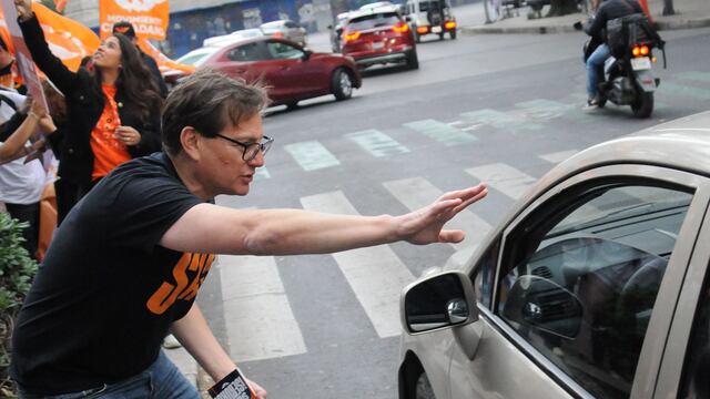 Salomón Chertorivski, candidato de MC para la jefatura de gobierno, saluda a los conductores que transitan por Paseo de la Reforma