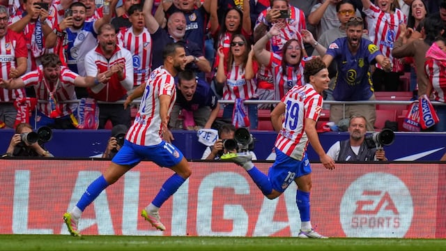 Julián Álvarez celebrar tras marcar golazo de tiro libre en el Derbi de Madrid.
