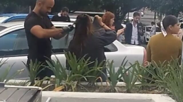 Estilista termina el alaciado después del sismo de hoy en Guadalajara