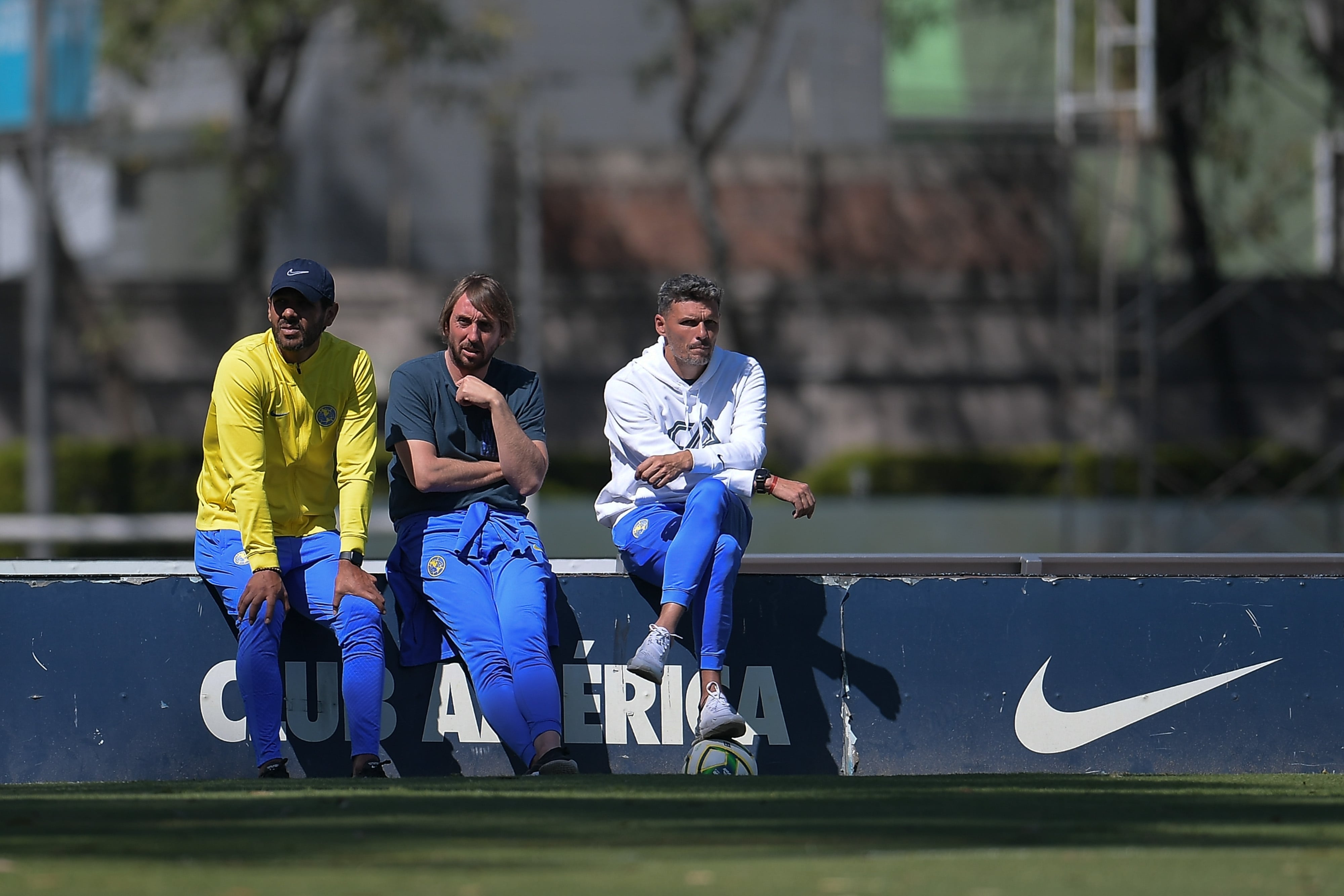 Raúl Herrera (en medio) sentado junto a Fernando Ortiz (derecha).