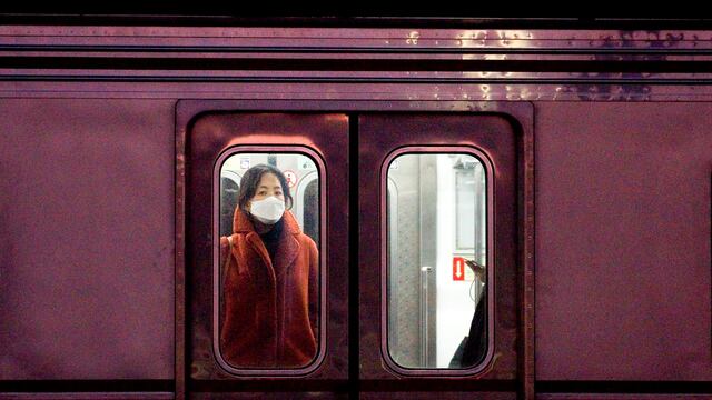 Una mujer viaja en metro en Seúl, Corea del Sur.