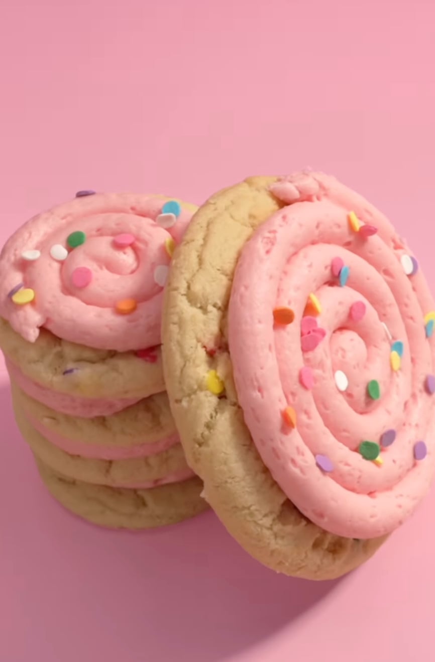Crumbl abre su primera tienda en México y desata largas filas en Roma Norte