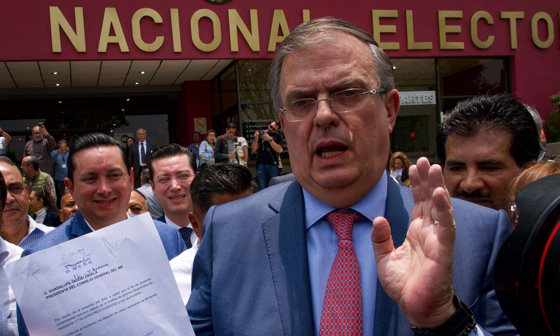 Marcelo Ebrard a las afueras del INE
