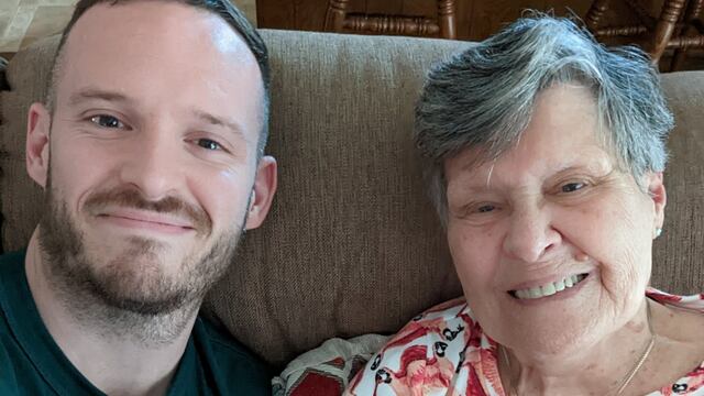 Abuelita pone de fondo de pantalla a su nieto gay y su pareja y se hace viral