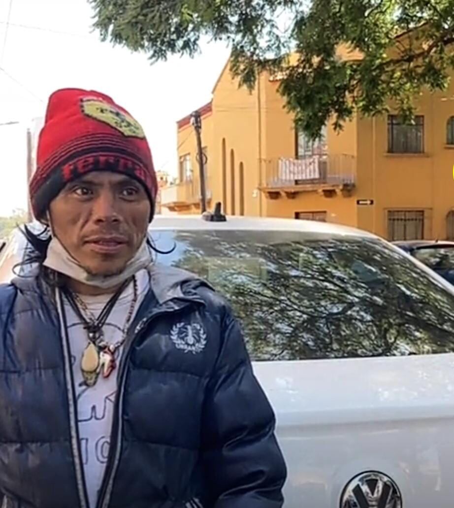 Hombre en situación de calle da aguinaldo