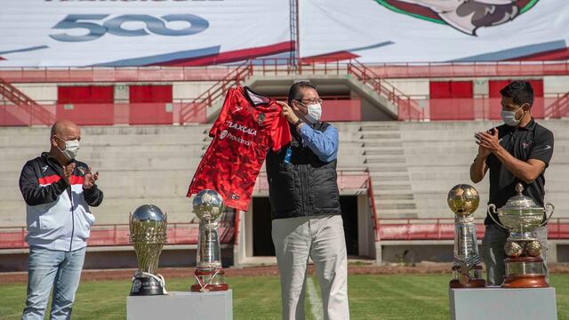Marco Mena recibe camiseta de Coyotes de Tlaxcala