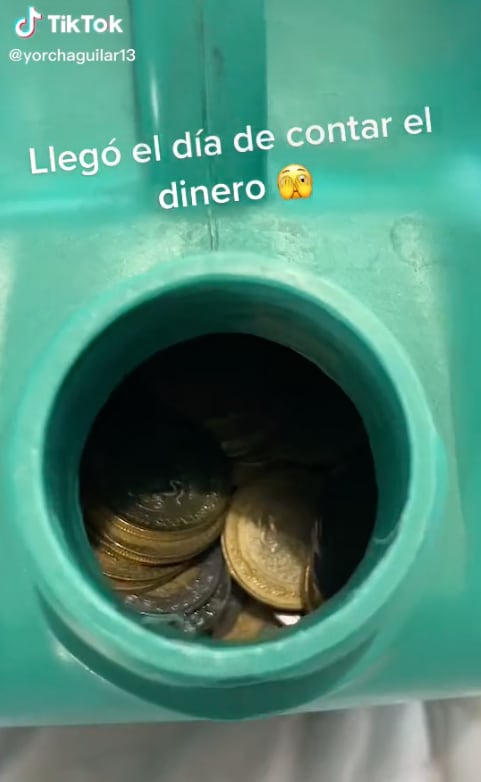 Mexicano ahorra monedas para Qatar 2022