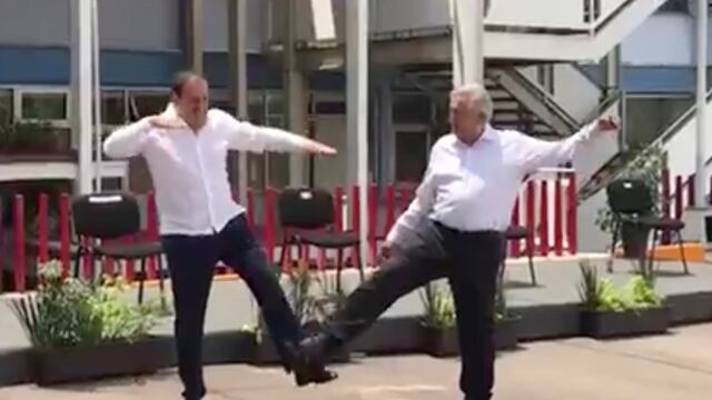 Durante su visita a Cuernavaca, López Obrador saludó con el pie a Blanco.