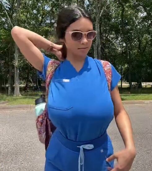 Enfermera es criticada por usar uniforme ajustado