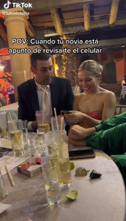 Novia revisando el teléfono de su pareja infiel