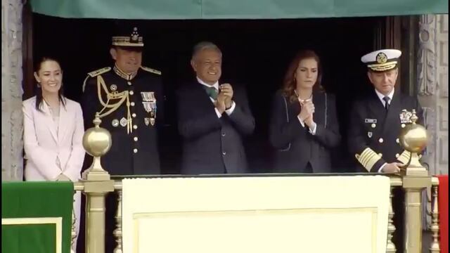 El presidente López Obrador reacciona ante la caída de un jinete durante la conmemoración del inicio de a Revolución Mexicana, evento que se llevó a cabo en el Zócalo Capitalino